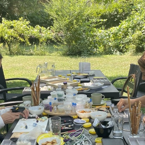 Създайте своето уникално бижу от естествени камъни и коприна по време на тaзи творческa работилница от Makaroon