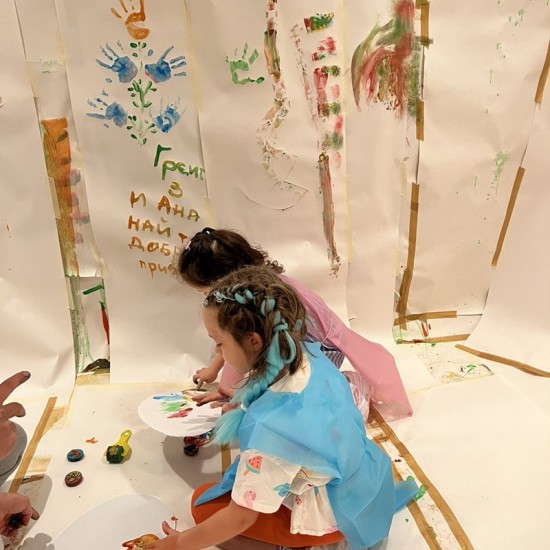 Рисувайте и цапайте с  "Индивидуална мазаница за дете и родител в Зелената стая" от Makaroon