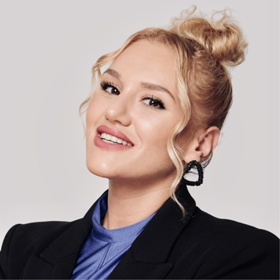 Перфектния женски ден с Консултация за коса и грим + диагностика и сешоар за двама от Makaroon Перфектния женски ден с Консултация за коса и грим + диагностика и сешоар за двама от Makaroon