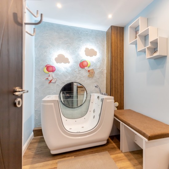 Флотация за бебе в Бургас – първото водно преживяване на вашето бебче от Макароон