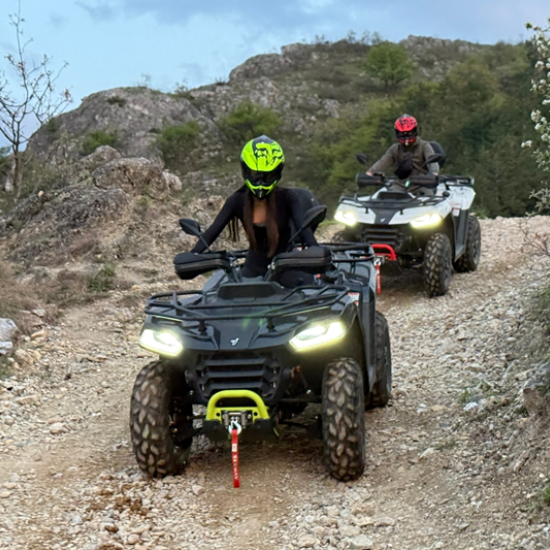 Впуснете се в едно щуро приключение с 2 часа тур с АТВ висок клас край с. Устина от Makaroon