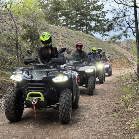 Впуснете се в едно щуро приключение с 2 часа тур с АТВ висок клас край с. Устина от Makaroon
