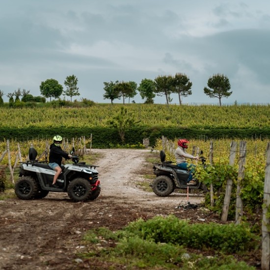 Впуснете се в едно щуро приключение с 2 часа тур с АТВ висок клас край с. Устина от Makaroon