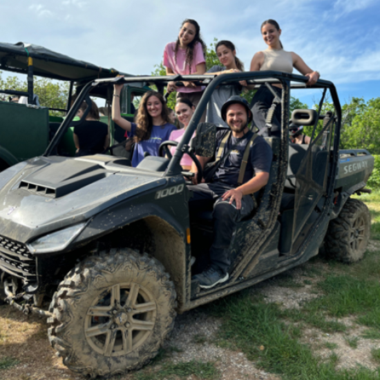 Насладете се на време сред природата с близки хора с 1 час разходка с бъги и възможност за самостоятелно шофиране около с. Арбанаси от Makaroon