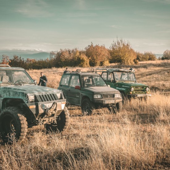 Офроуд шофиране на джип Дайхацу или Автентичен руски джип от Makaroon.bg
