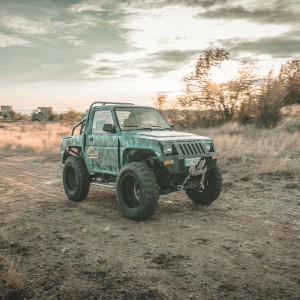 Офроуд шофиране на джип Дайхацу или Автентичен руски джип