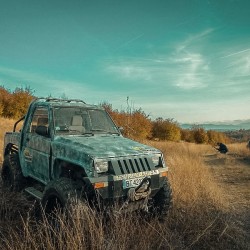 Офроуд шофиране на джип Дайхацу или Автентичен руски джип