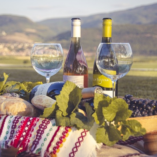 Съчетайте полезното с приятното с Разходка с електрически велосипед под наем + пикник за двама в Пловдив от Makaroon