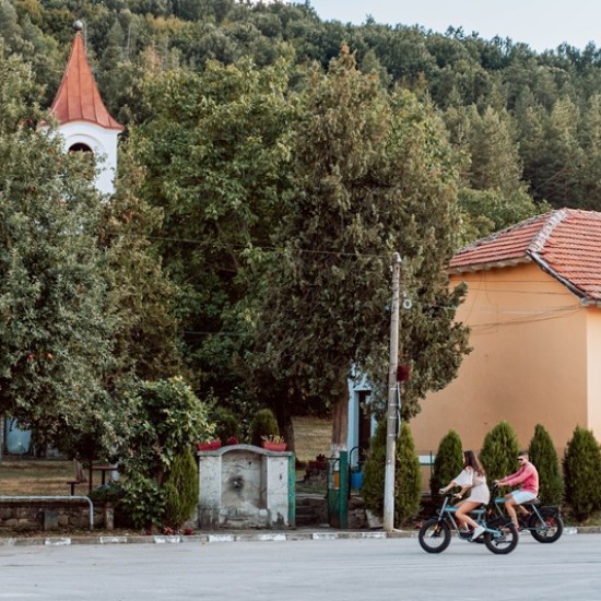 Съчетайте полезното с приятното с Разходка с електрически велосипед под наем + пикник за двама в Пловдив от Makaroon