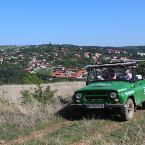 Впуснете се в едно нестандартно приключение с Джип сафари в района на Велико Търново от Makaroon