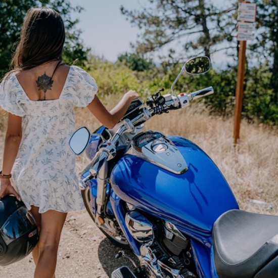 Опознайте красотата на околностите на Велико Търново с разходка с круизен мотор Suzuki Boulevard M109R от Makaroon