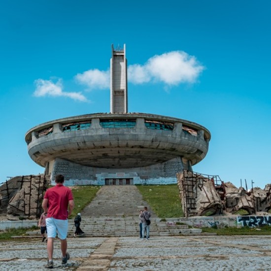 Опознайте красотата на околностите на Велико Търново с разходка с круизен мотор Suzuki Boulevard M109R от Makaroon