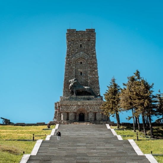 Опознайте красотата на околностите на Велико Търново с разходка с круизен мотор Suzuki Boulevard M109R от Makaroon