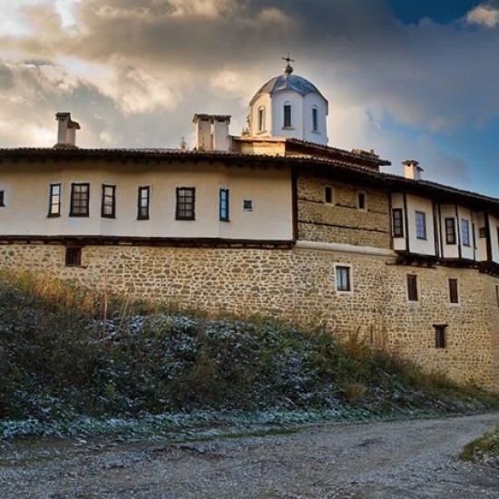 Опознайте красотата на околностите на Велико Търново с разходка с круизен мотор Suzuki Boulevard M109R от Makaroon