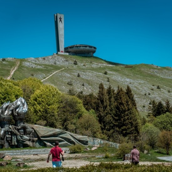Опознайте красотата на околностите на Велико Търново с разходка с круизен мотор Suzuki Boulevard M109R от Makaroon
