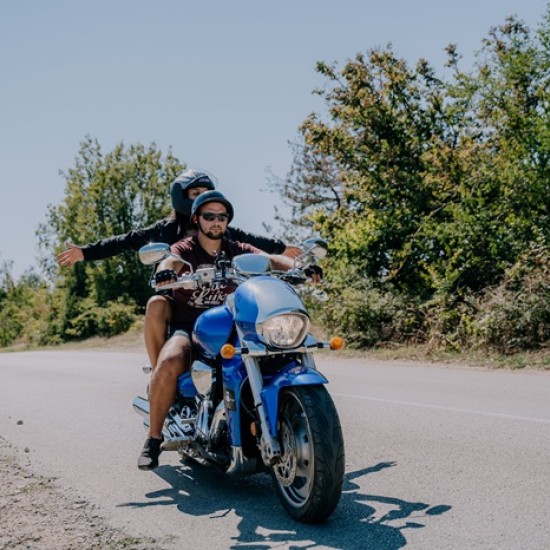 Опознайте красотата на околностите на Велико Търново с разходка с круизен мотор Suzuki Boulevard M109R от Makaroon