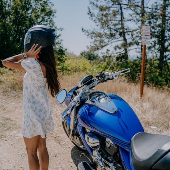 Опознайте красотата на околностите на Велико Търново с разходка с круизен мотор Suzuki Boulevard M109R от Makaroon