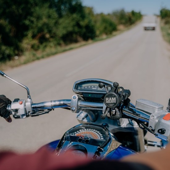 Опознайте красотата на околностите на Велико Търново с разходка с круизен мотор Suzuki Boulevard M109R от Makaroon