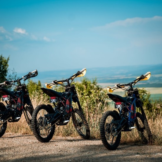 Вдигнете нивата си на адреналин с една "Офроуд разходка с електрически кросов мотор край Арбанаси" от Makaroon