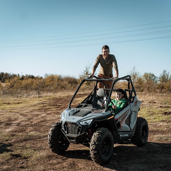 Детско-юношеско офроуд приключение с „Урок по каране на бъги за деца около Велико Търново“ от Makaroon