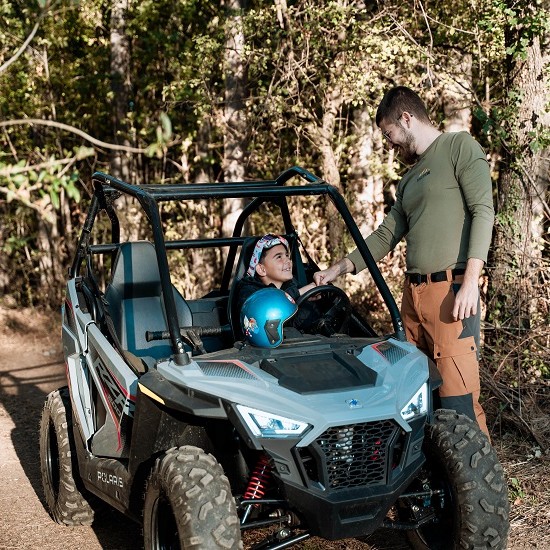 Детско-юношеско офроуд приключение с „Урок по каране на бъги за деца около Велико Търново“ от Makaroon