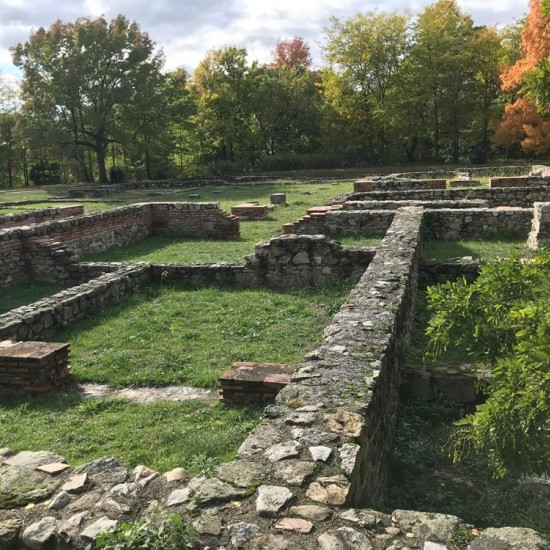 Опознайте забележителностите край Хисаря с туристически пакет „ Piligrim Quest” от Makaroon