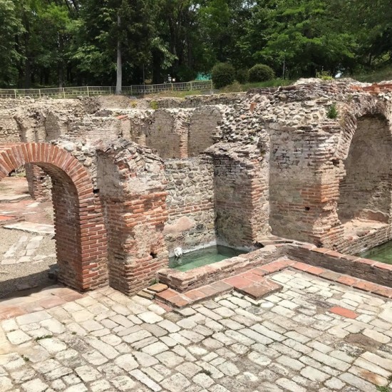 Опознайте забележителностите край Хисаря с туристически пакет „ Piligrim Quest” от Makaroon