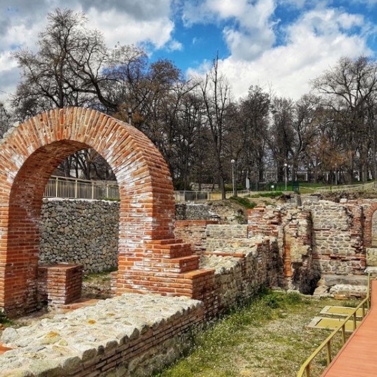 Опознайте забележителностите край Хисаря с туристически пакет „ Piligrim Quest” от Makaroon