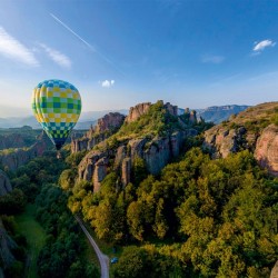 Издигане с балон за двама души над Белоградчишки скали Издигане с балон за двама души над Белоградчишки скали