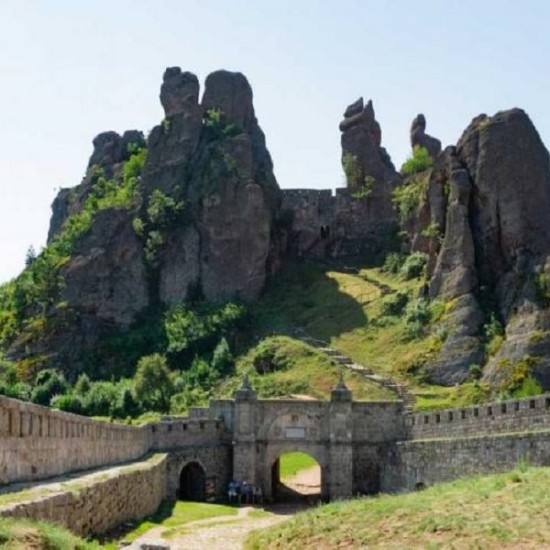 Приключенска игра възкачване на престола на Белоградчишките скали от Makaroon Приключенска игра възкачване на престола на Белоградчишките скали от Makaroon