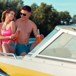 Индивидуална разходка с моторна лодка за двама по Дунава във Видин