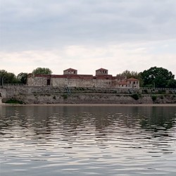 Разходка с моторна лодка по Дунава за един човек в група във Видин