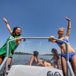 Разходка с моторна лодка по Дунава за един човек в група във Видин