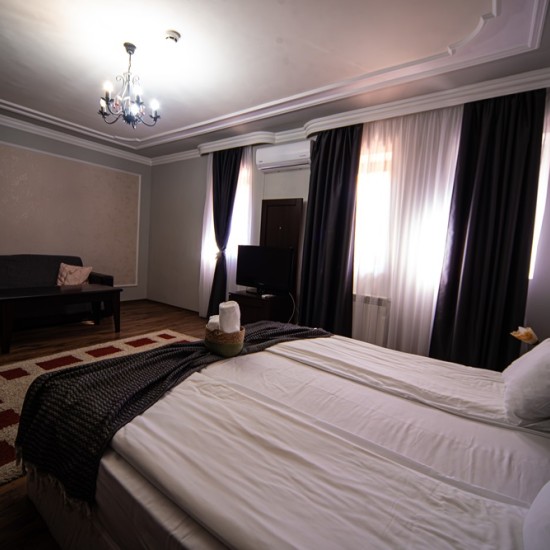 Нощувка за двама в Мелник с включени вечеря и закуска, релакс зона и вход за музея на виното от Макароон