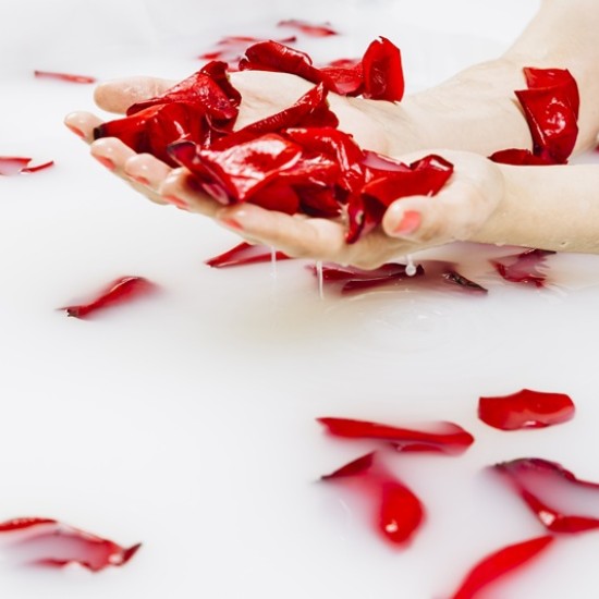 Поглезете сетивата си със СПА ритуал с Розов цвят и есенциални масла от Makaroon