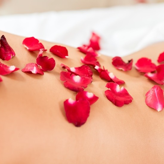 Поглезете сетивата си със СПА ритуал с Розов цвят и есенциални масла от Makaroon