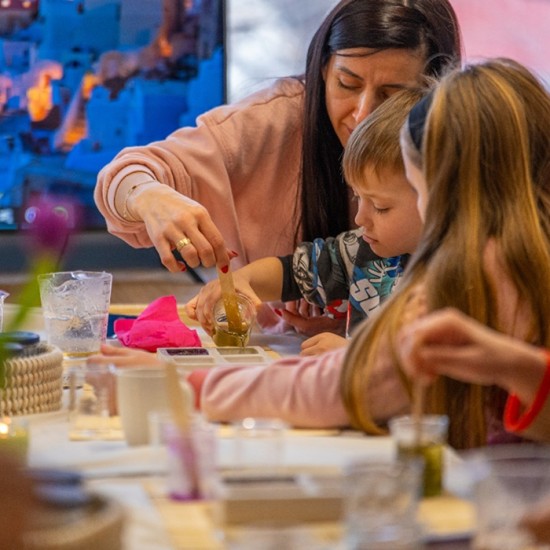  Опознайте света на сапунолеенето с творческа работилница за натурални сапуни от Makaroon