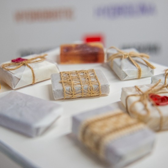  Опознайте света на сапунолеенето с творческа работилница за натурални сапуни от Makaroon