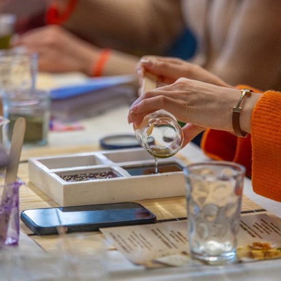  Опознайте света на сапунолеенето с творческа работилница за натурални сапуни от Makaroon