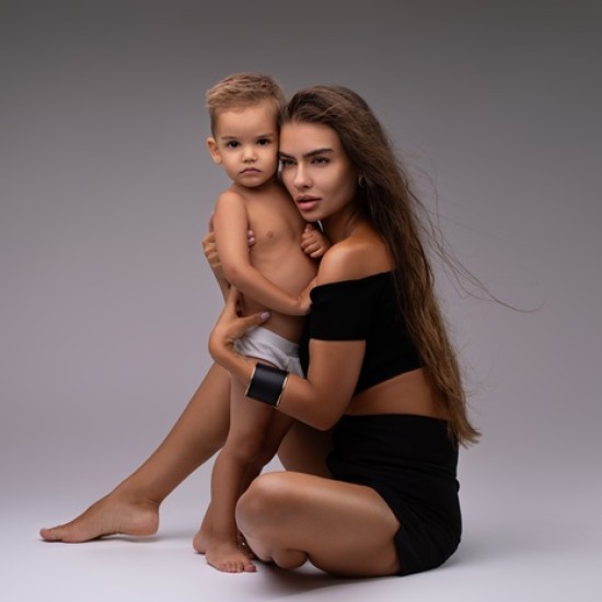 Вижте своята история в снимки с професионална фотосесия за до 4 души в Стара Загора в Makaroon