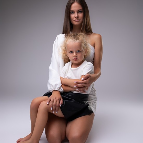 Вижте своята история в снимки с професионална фотосесия за до 4 души в Стара Загора в Makaroon