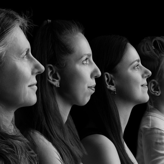 Вижте своята история в снимки с професионална фотосесия за до 4 души в Стара Загора в Makaroon