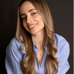 Индивидуален урок по грим от професионалист в Перник Индивидуален урок по грим от професионалист в Перник