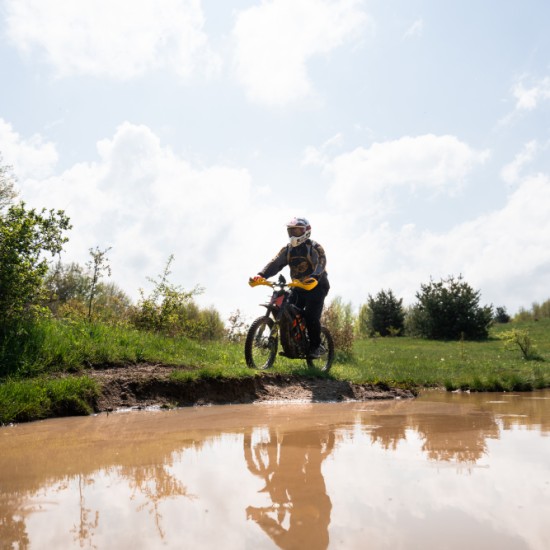 Подарете едно незабравимо екстремно пътуване с „Офроуд тур с Електрически мотор край София“ от Makaroon
