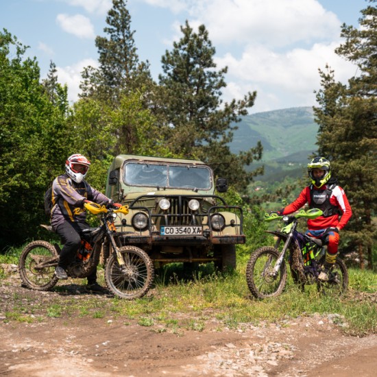 Подарете едно незабравимо екстремно пътуване с „Офроуд тур с Електрически мотор край София“ от Makaroon