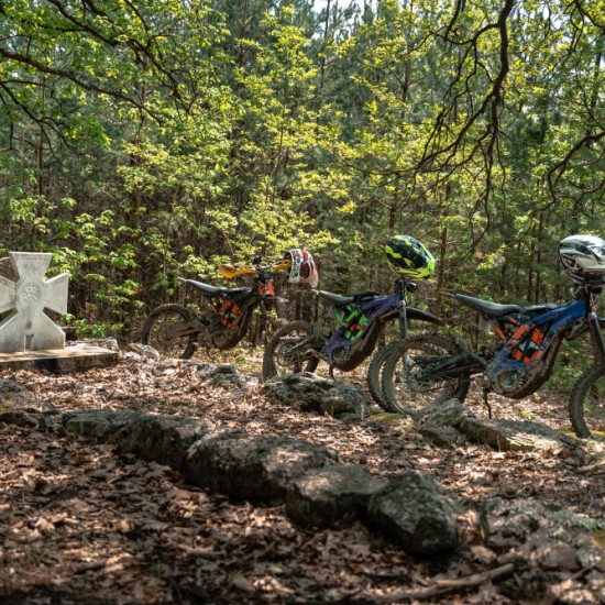 Подарете едно незабравимо екстремно пътуване с „Офроуд тур с Електрически мотор край София“ от Makaroon