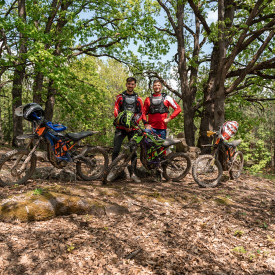 Подарете едно незабравимо екстремно пътуване с „Офроуд тур с Електрически мотор край София“ от Makaroon