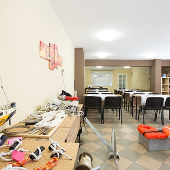 Капитански курс Водач на кораб до 40 БТ по море от Makaroon