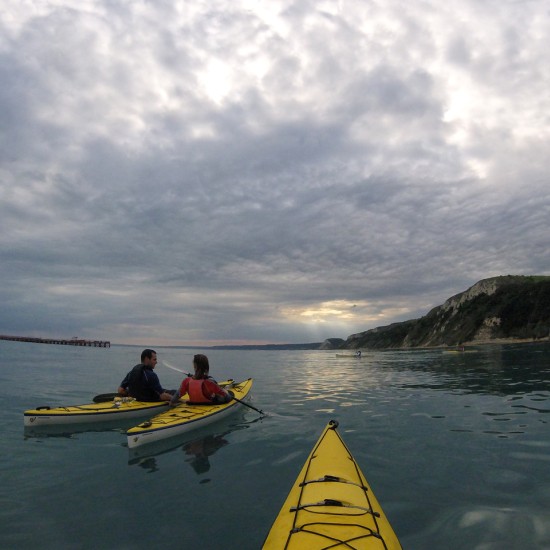 Подарете си едно романтично плаване в морето с  „Тур с каяк по залез слънце“ от Makaroon