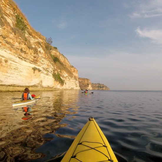 Лято, слънце и море със „Сутрешен тур с каяк около нос Калиакра“ от Makaroon